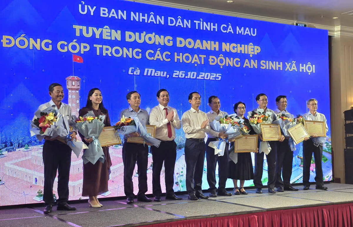 UBND tỉnh Cà Mau đã tuyên dương doanh nghiệp tiêu biểu có đóng góp tích cực cho an sinh xã hội. Ảnh: Nguyên Du