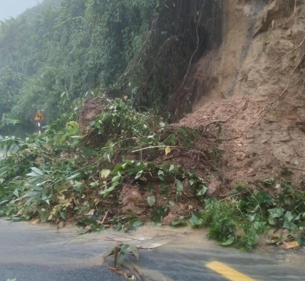 Một số tuyến đường miền núi Đà Nẵng bị sạt lở mái ta ly. Ảnh: CV.