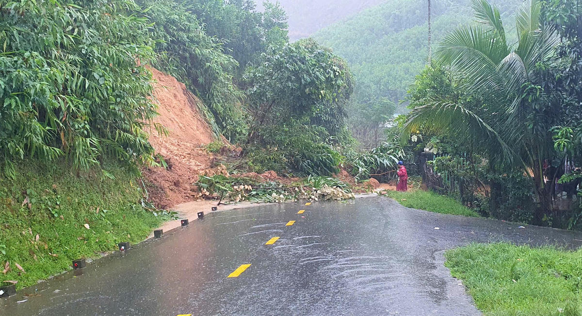 Một đoạn đường quốc lộ 40B bị sạt lở đất đá. Ảnh: CV.