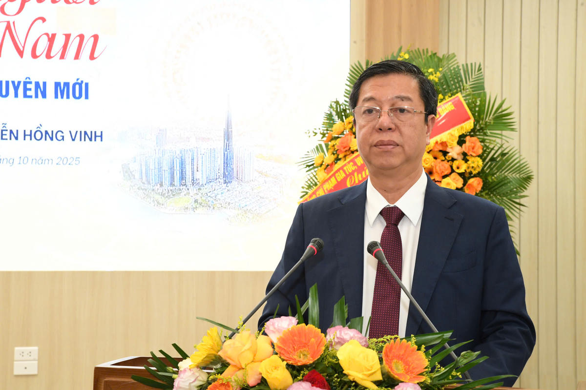 PGS.TS Vũ Trọng Lâm, Giám đốc, TBT Nhà xuất bản chính trị Quốc gia Sự thật giới thiệu khái quát cuốn sách “Con người Việt Nam vào kỷ nguyên mới”. Ảnh: Phạm Sỹ.