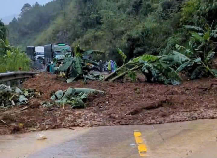 Đất đá sạt lở tràn xuống đường Hồ Chí Minh, đoạn xã Đăk Pék. Ảnh: CV.