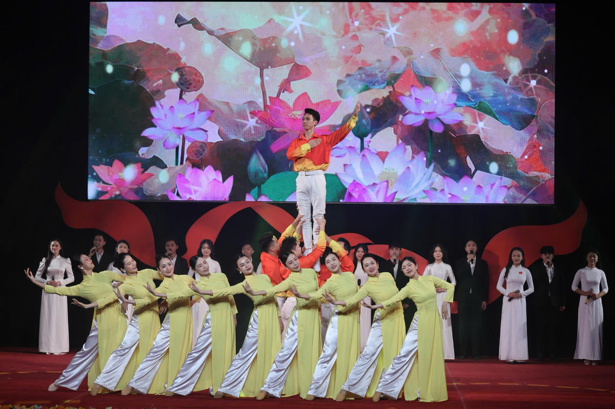 Các tiết mục văn nghệ đặc sắc tại chương trình. Ảnh: Quang Vinh.