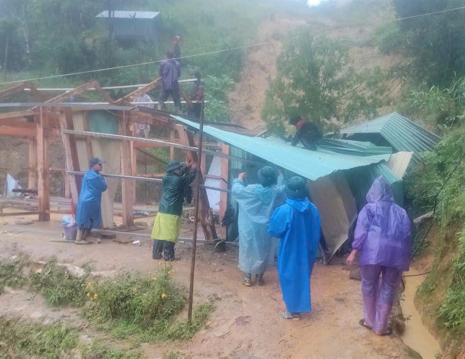 Chính quyền xã Trà Leng giúp dân di dời nhà cửa, tài sản. Ảnh: CV.