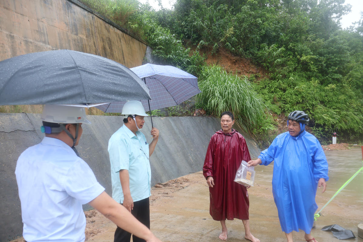 Ông Nguyễn Thúc Dũng, Chủ tịch UBND phường Hải Vân (thứ hai từ trái qua) kiểm tra điểm sạt lở đường DDT601. Ảnh: Kim Hiếu.