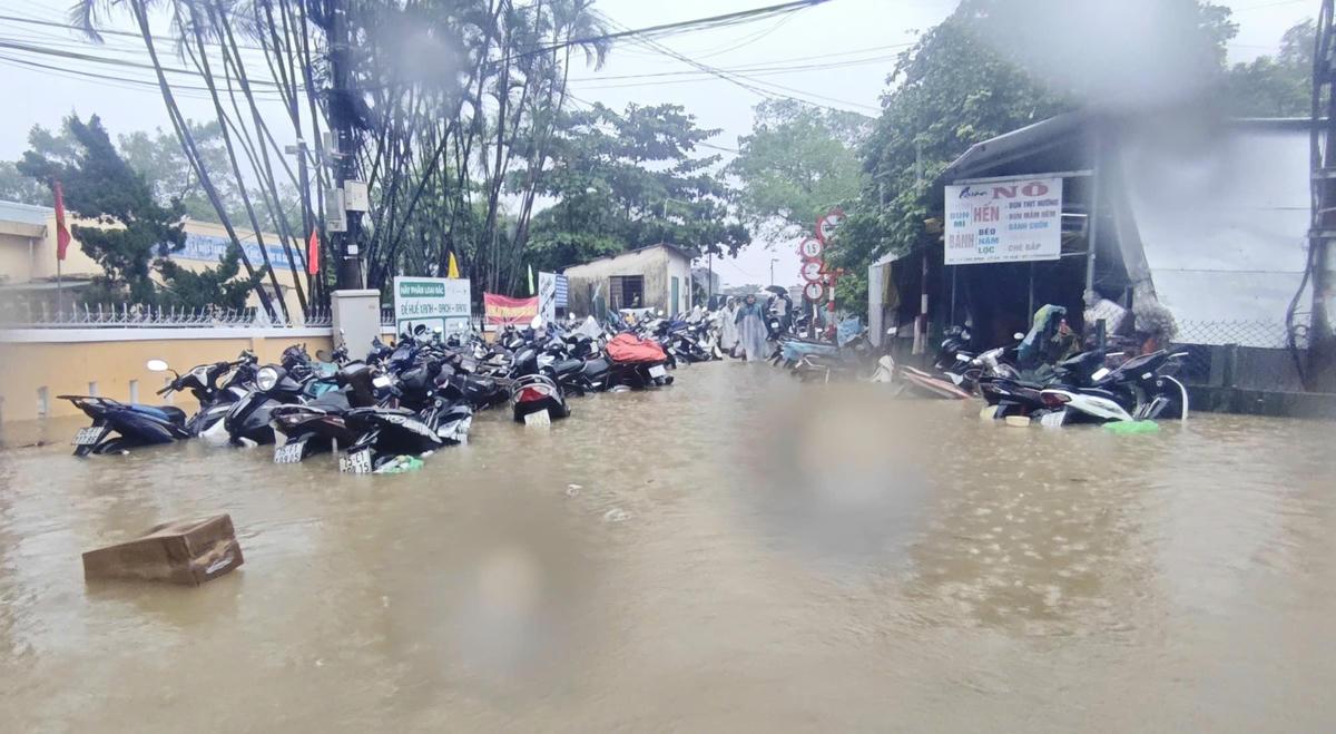Hàng loạt xe máy ở phường Vỹ Dạ, thành phố Huế chìm trong nước lũ.
