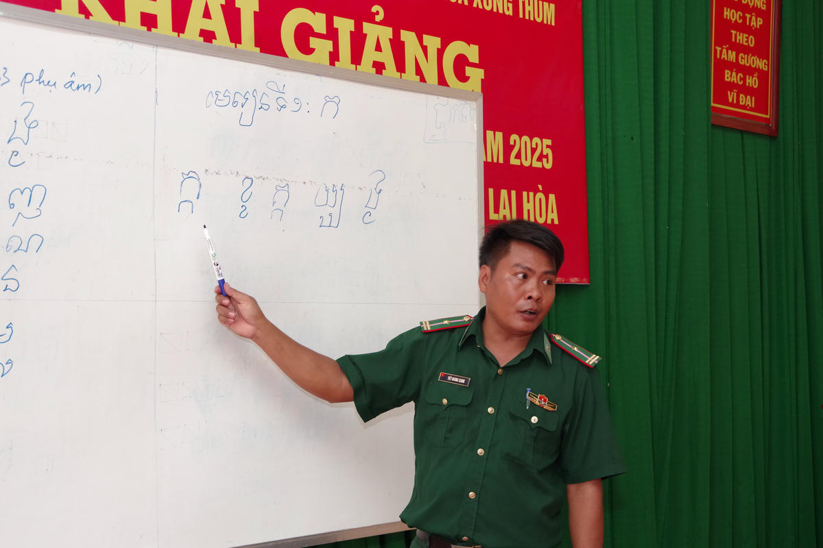 Thiếu tá Tiết Hoàng Giang là 1 trong 121 thầy cô được Ban tổ chức chương trình "Chia sẻ cùng thầy cô" năm 2025 lựa chọn trao quà và Bằng khen của Uỷ ban Trung ương Hội LHTN Việt Nam. Ảnh: NVCC.
