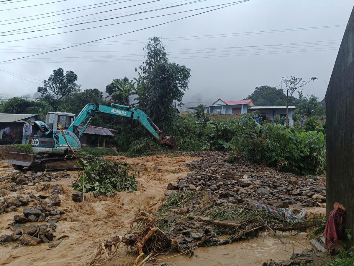 Lực lượng chức năng xã Đăk Plô huy động máy móc khắc phục điểm sạt lở. Ảnh: CV.