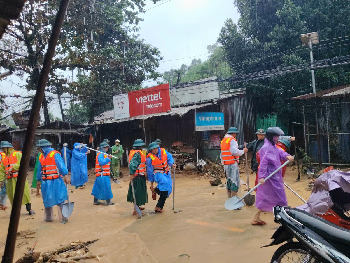 Lực lượng quân khu triển khai hỗ trợ nhân dân. Ảnh: Quang Hùng.