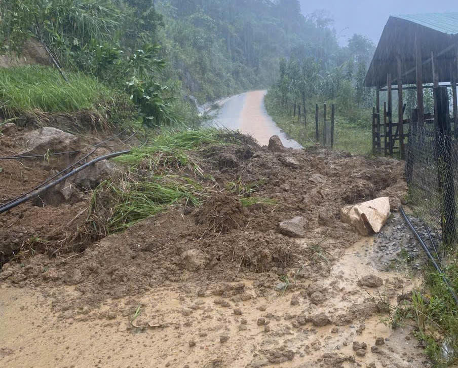 Một số tuyến đường vào khu vực xã Trà Leng bị sạt lở. Ảnh: CV.