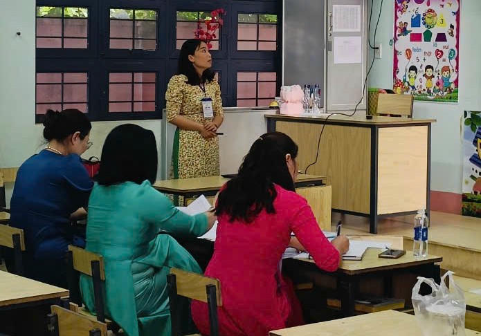 Cô Nguyệt (người đứng) đang báo cáo biện pháp thi giáo viên dạy giỏi năm học 2024-2025. Ảnh: NVCC.