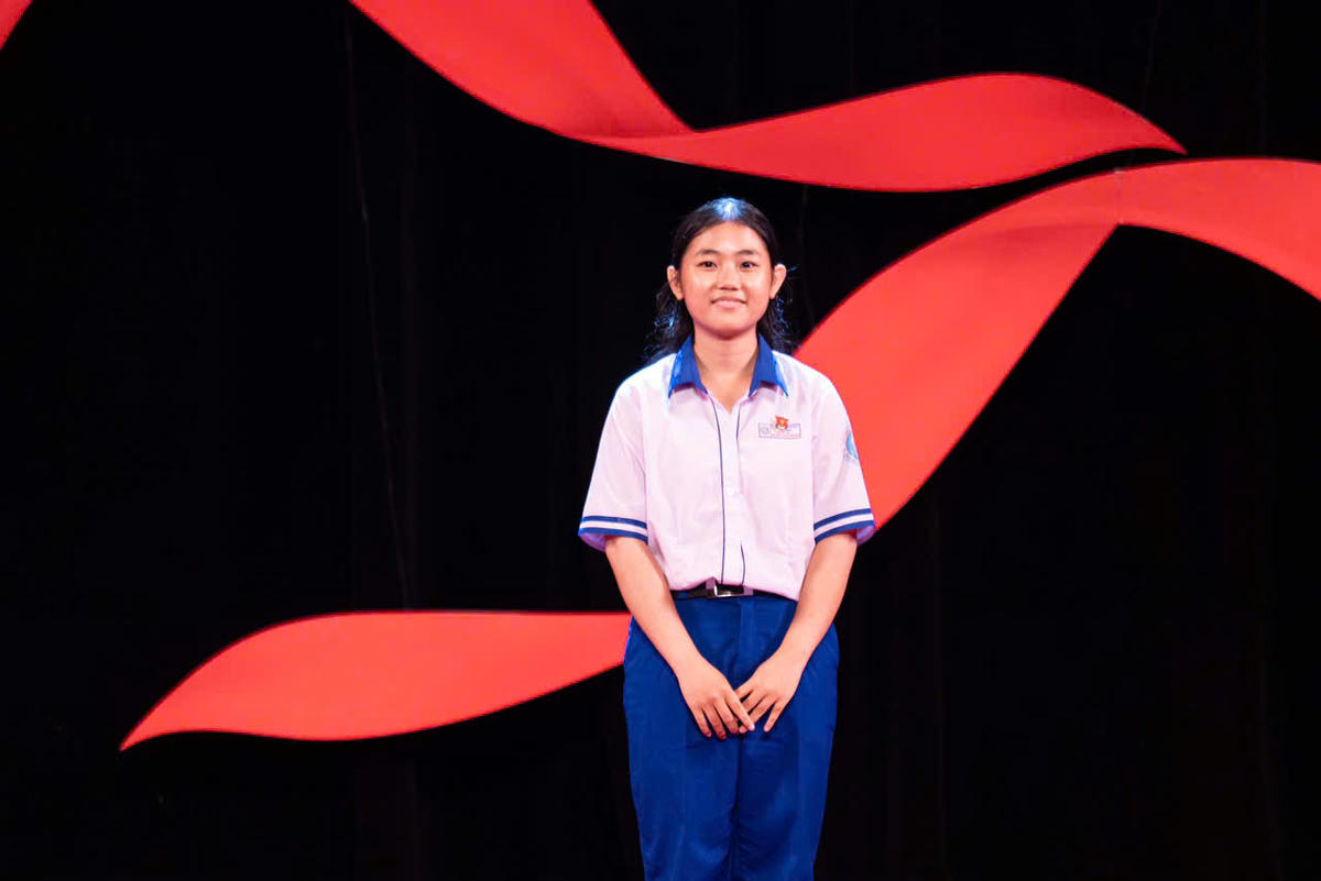 Khoảnh khắc cô nữ sinh nhỏ bé bước lên sân khấu nhận giải giữa ánh đèn rực rỡ đã trở thành hình ảnh đẹp đọng lại trong lòng tất cả mọi người. 