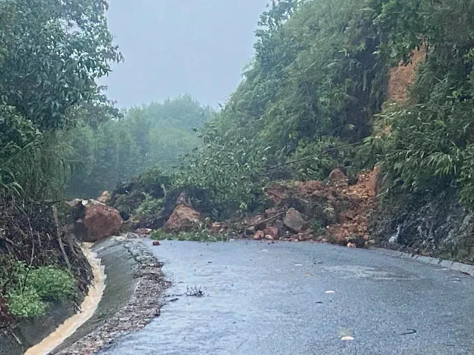 Sạt lở xảy ra trên Quốc lộ 49. Ảnh: V.T.