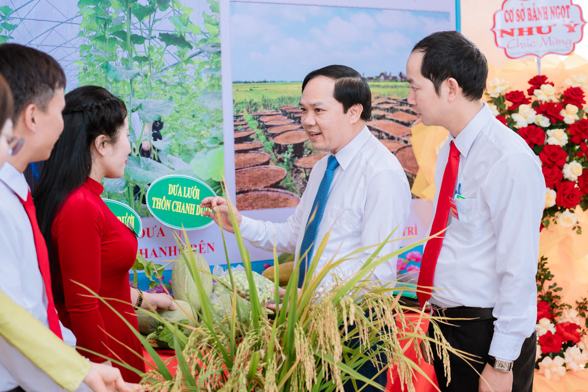 Ông Đào Xuân Anh, Phó Chủ tịch Hội Nông dân TP Hải Phòng tham quan gian hàng các sản phẩm đặc trưng của địa phương được trưng bày tại Đại hội. Ảnh: PT.