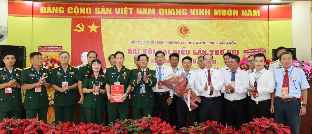 Trao quyết định và tặng hoa chúc mừng Ban Chấp hành Hội Cựu chiến binh phường Tây Nha Trang khóa VIII, nhiệm kỳ 2025 - 2030. (ảnh T.A)