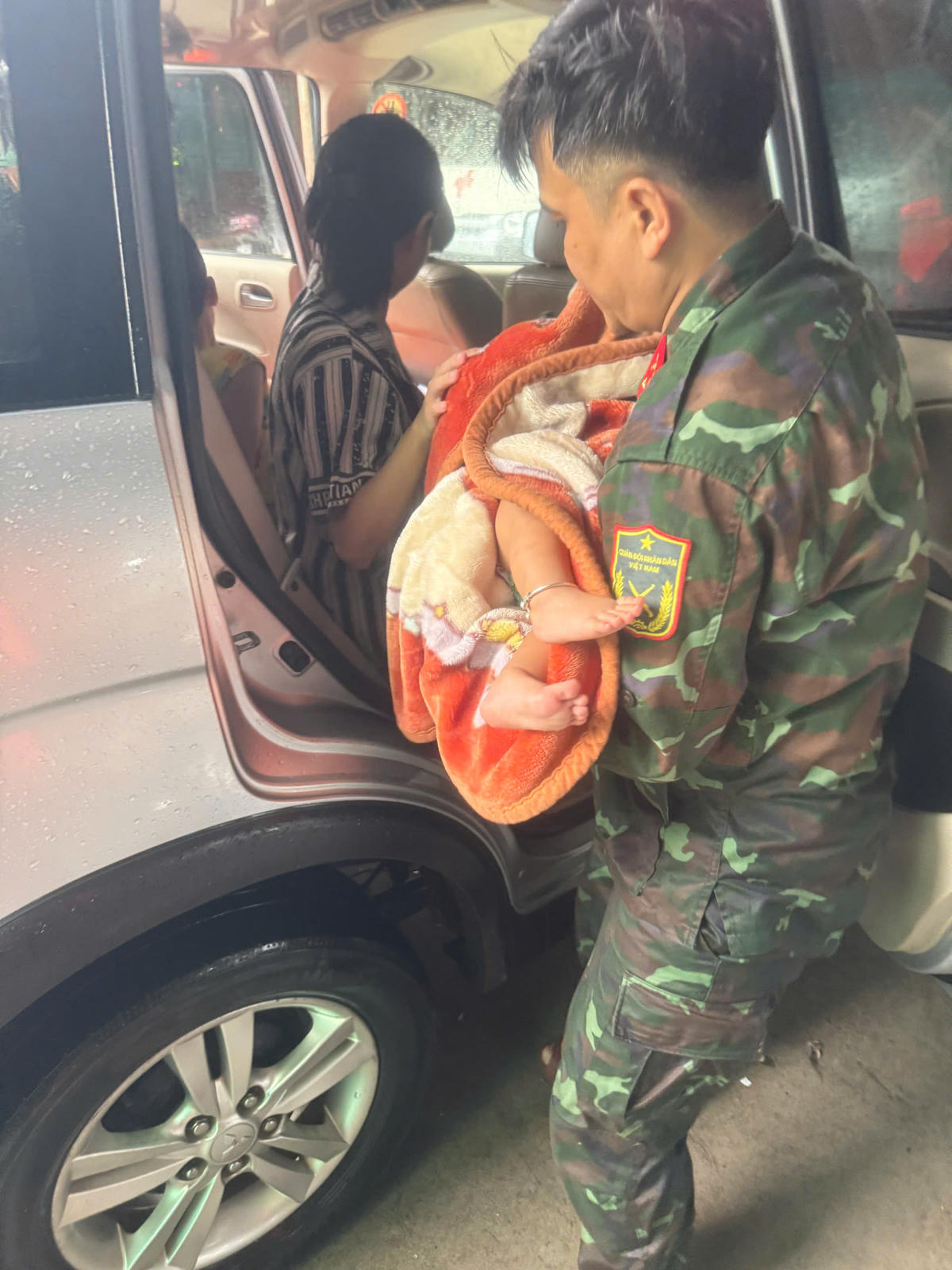 Lực lượng quân sự đưa cháu bé đến bệnh viện cấp cứu. Ảnh: CV.