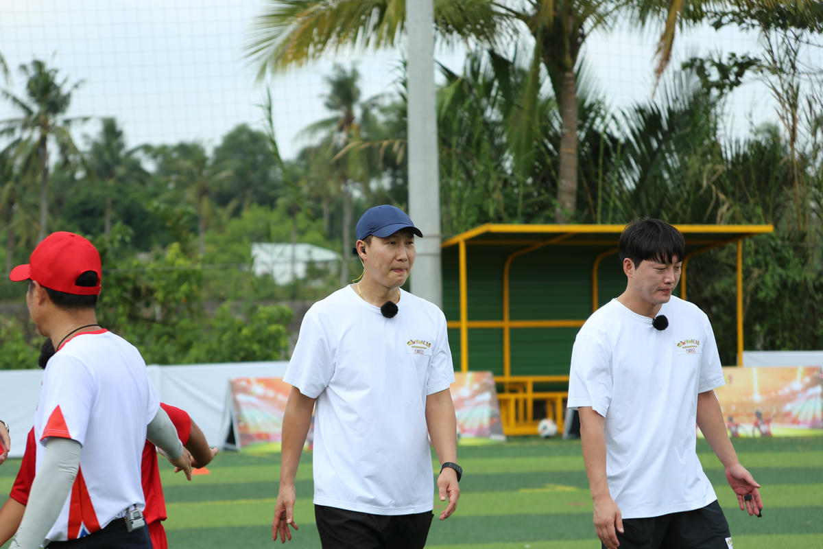 HLV Kim Sang Sik vô cùng ngạc nhiên trước kỹ năng của các Cầu thủ nhí.&nbsp;