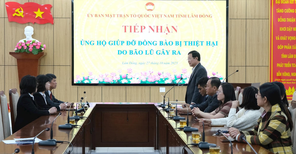 Ông Phạm Triều, Phó Chủ tịch Thường trực Ủy ban MTTQ Việt Nam tỉnh Lâm Đồng, trân trọng gửi lời cảm ơn sự hỗ trợ kịp thời, nghĩa tình của Agribank chi nhánh Lâm Đồng. (ảnh V.Q)