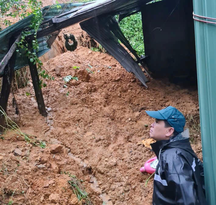 Đất đá sạt lở tràn vào nhà dân ở xã Hiệp Đức. Ảnh: CV.