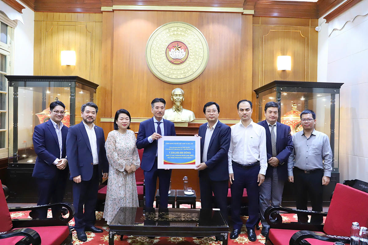 Ông Cao Xuân Thạo - Trưởng ban Công tác xã hội, cơ quan Ủy ban Trung ương MTTQ Việt Nam tiếp nhận ủng hộ từ Cộng đồng người Việt Nam tại Ba Lan số tiền 1,239,250,000 đồng