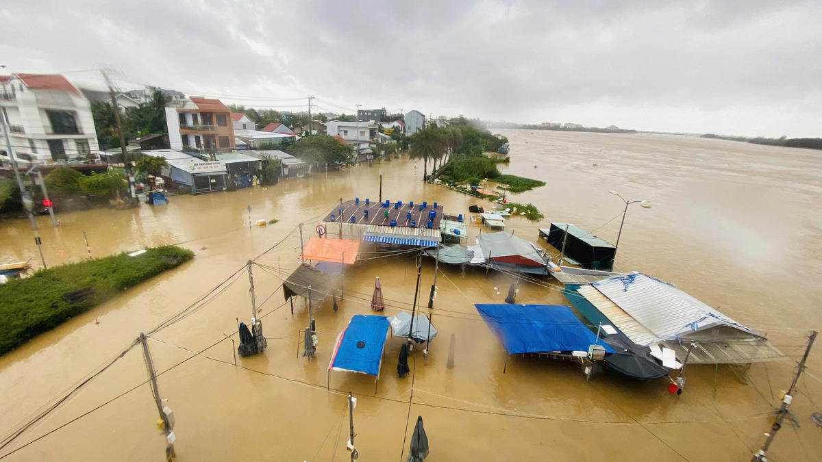 Một góc khu chợ ở Hội An ngập nước. Ảnh: T. Thành.