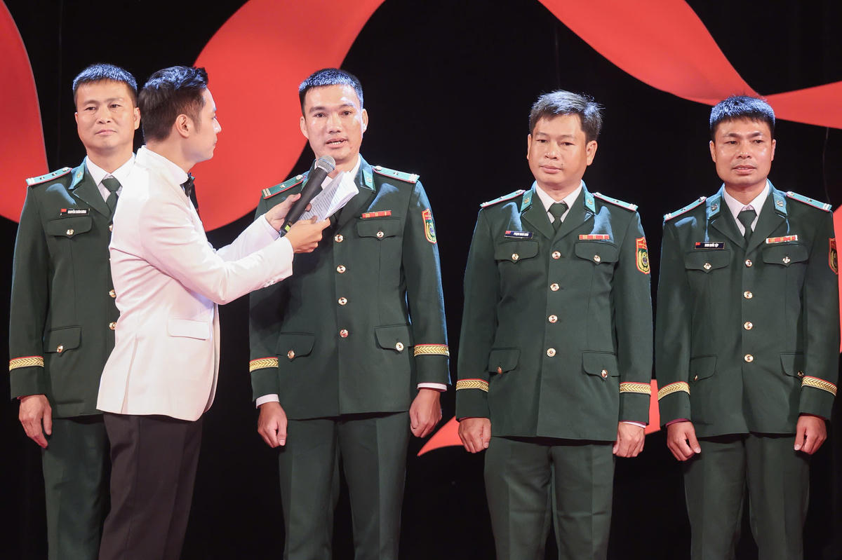 Các đại biểu giao lưu tại đêm Gala. Ảnh: Quang Vinh