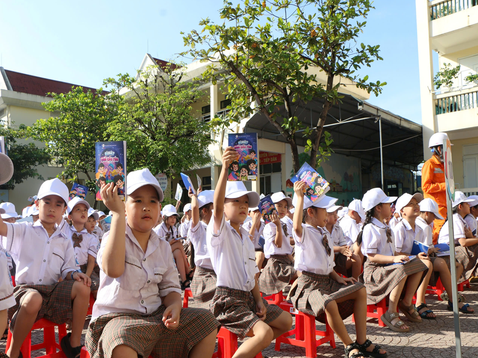 Học sinh thích thú với cuốn truyện tranh “Bí mật quả cầu tím”.