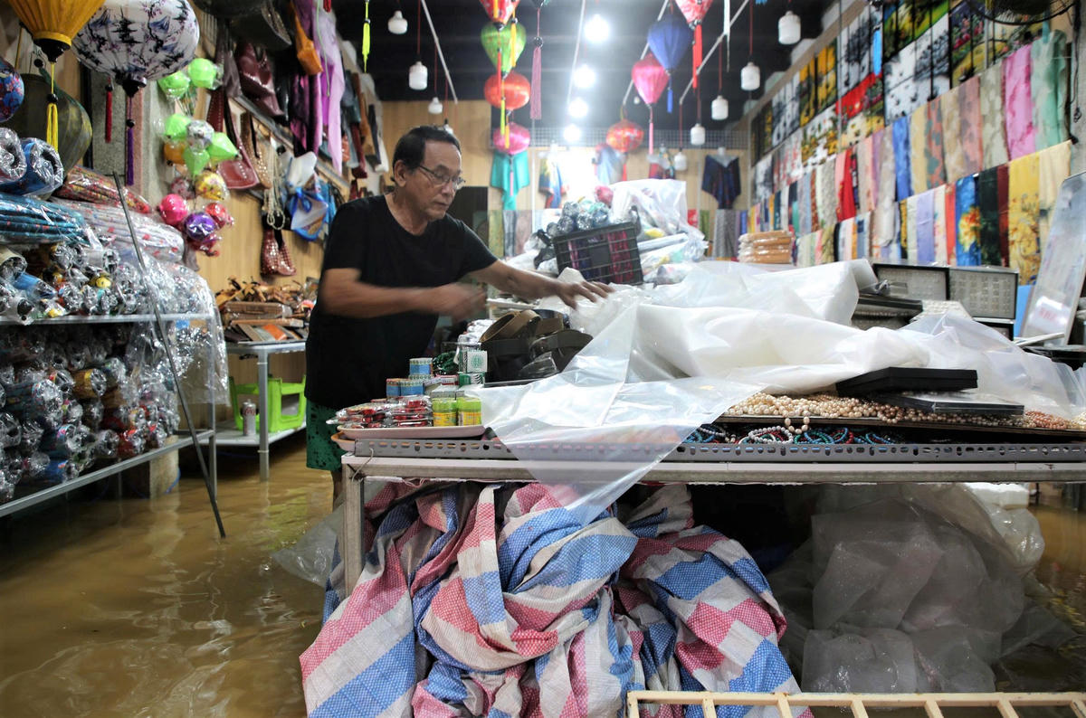 Ông Phùng Châu đang dọn đồ đạc. Ảnh: C.Đại.