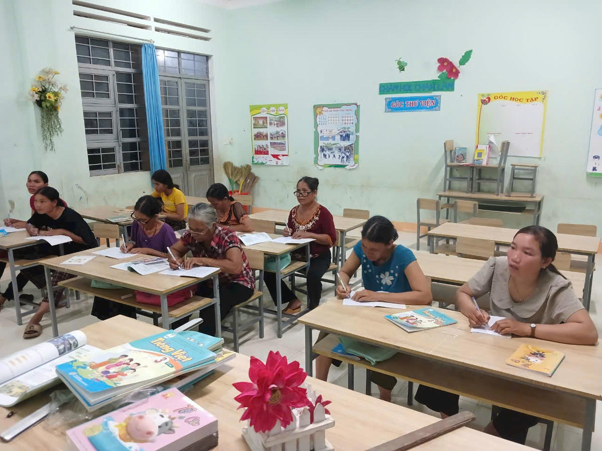 Lớp học xóa mù chữ do cô Nguyệt cùng các đồng nghiệp giảng dạy. Ảnh: NVCC.