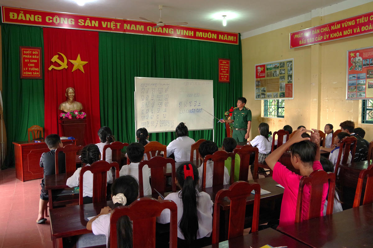 Lớp học tiếng Khmer do Thiếu tá Giang giảng dạy thu hút đông đảo học sinh trong vùng. Ảnh: NVCC.