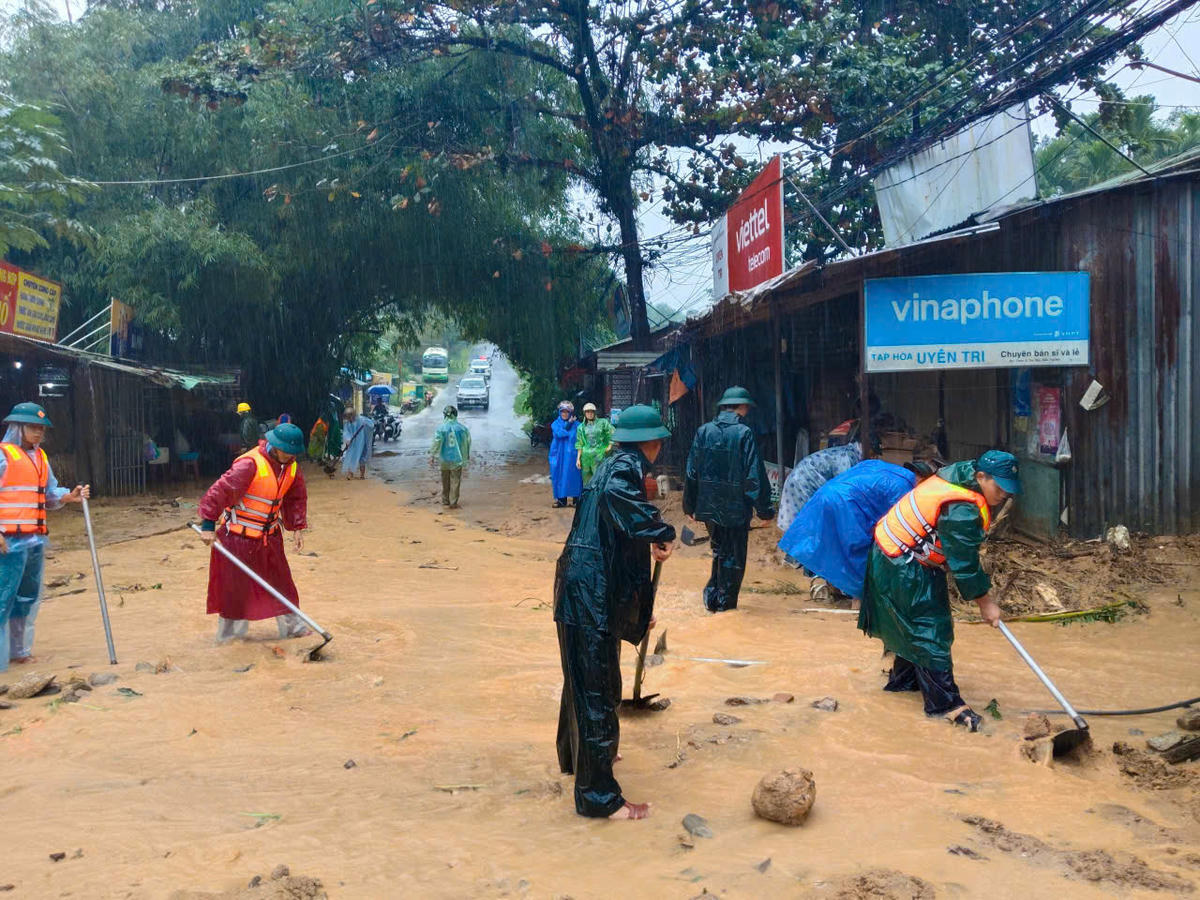 Quân khu 5 điều động lực lượng giúp người dân vùng lũ Quân khu 5 điều động lực lượng giúp người dân vùng lũ