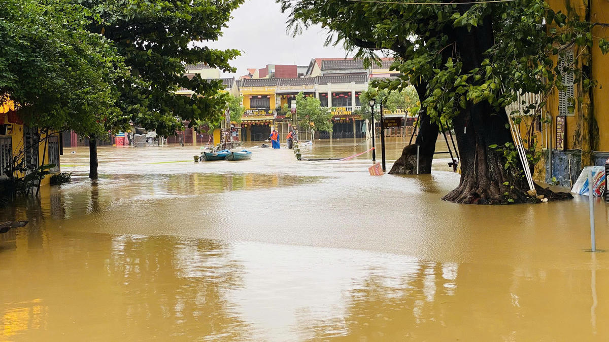 Khu vực đường Nguyễn Phúc Chu bị ngập nước. Ảnh: T. Thành.