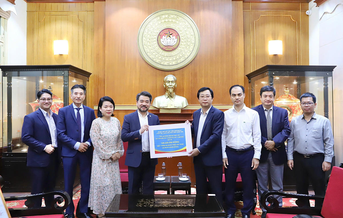 Ông Cao Xuân Thạo, Trưởng ban Công tác xã hội, cơ quan Ủy ban Trung ương MTTQ Việt Nam tiếp nhận ủng hộ từ Đoàn thế hợp Việt kiều Thổ Nhĩ Kỳ (thay mặt khối Kiều bào diễu hành A80) số tiền 120,220,000 đồng.