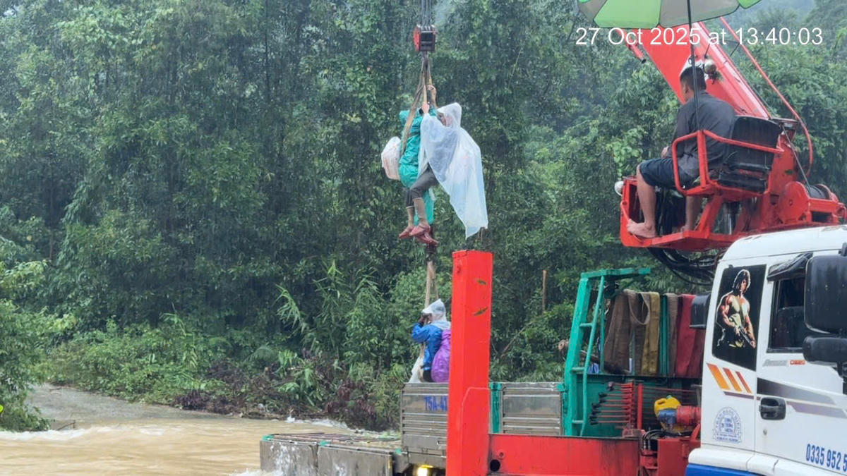 Lực lượng chức năng giải cứu thành công 6 người bị mắc kẹt khi đi phát rừng. Ảnh: CACC.