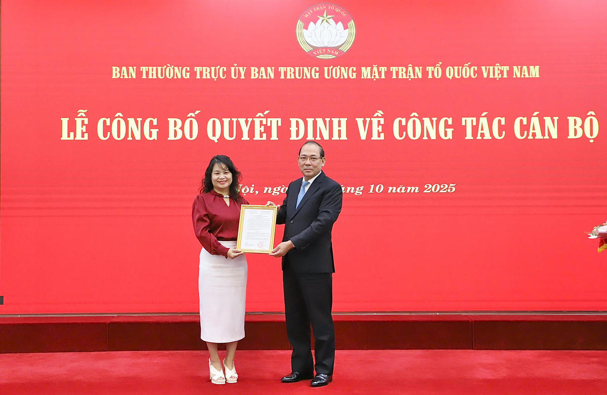 Phó Chủ tịch Hoàng Công Thủy trao Quyết định cho bà Nguyễn Quỳnh Liên, Ủy viên Đoàn Chủ tịch, Trưởng Ban Dân chủ, Giám sát và Phản biện xã hội Cơ quan UBTƯ MTTQ Việt Nam. Ảnh: Minh Hiển.