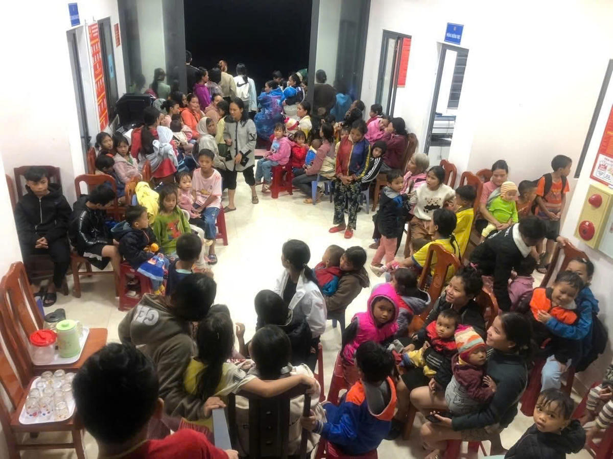 Người dân thôn 1, xã Trà Leng được sơ tán đến địa điểm trụ sở Công an xã. Ảnh: CV.