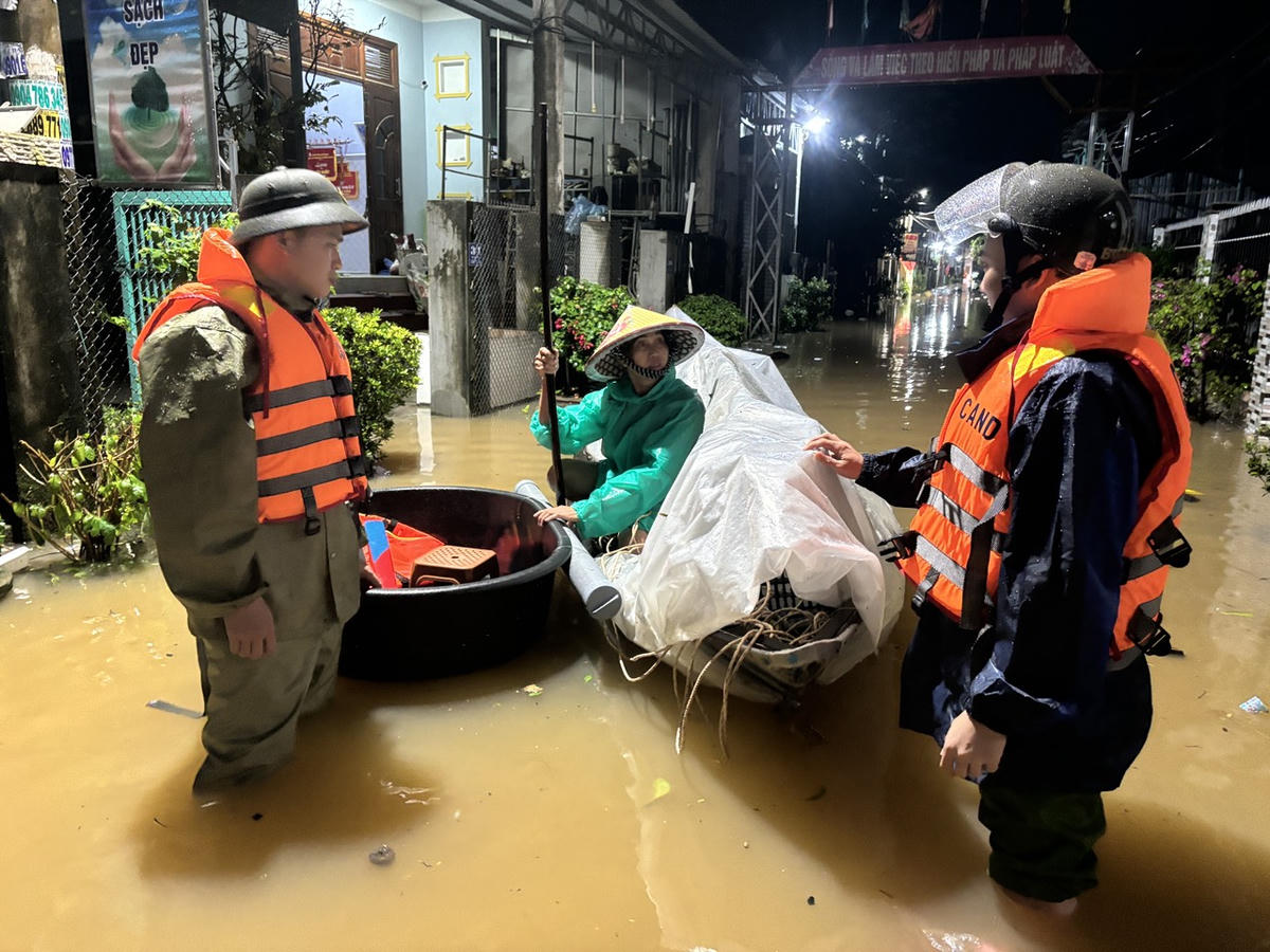 Người dân dùng ghe di chuyển qua lại khu vực bị ngập nước sâu. Ảnh: CV.