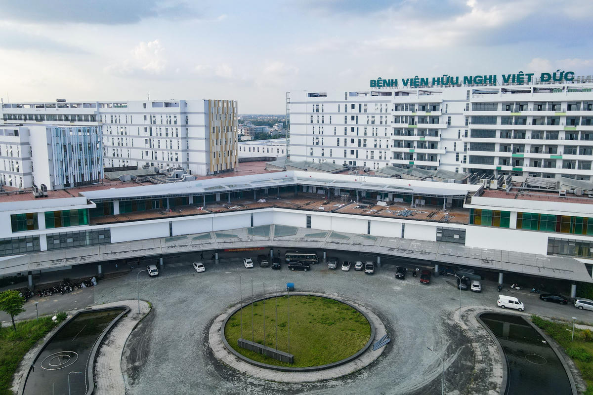 Việc sớm đưa Bệnh viện Hữu nghị Việt Đức cơ sở 2 vào hoạt động được kỳ vọng sẽ tạo bước chuyển lớn. cho mạng lưới y tế khu vực phía Bắc. Người dân các tỉnh Ninh Bình, Thanh Hóa, Nghệ An. sẽ không phải ra Hà Nội điều trị các ca phẫu thuật phức tạp, giúp tiết kiệm chi phí, . giảm áp lực cho tuyến Trung ương. Ảnh: Đình Minh.