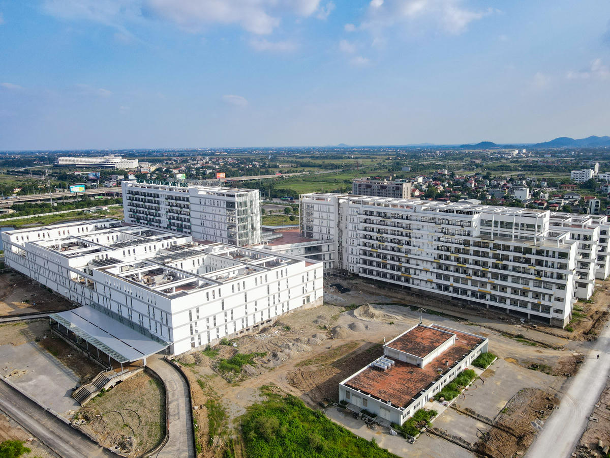 Thứ trưởng Bộ Y tế đề nghị các bên liên quan tập trung cao độ nhân, vật lực, thi công trên tinh thần 6 rõ: . Rõ người, rõ việc, rõ trách nhiệm, rõ thời gian, rõ kết quả, rõ thẩm quyền; thường xuyên đôn đốc, kiểm tra, giám sát, . bảo đảm chất lượng, tiến độ và đúng quy định pháp luật. Ảnh: Đình Minh.