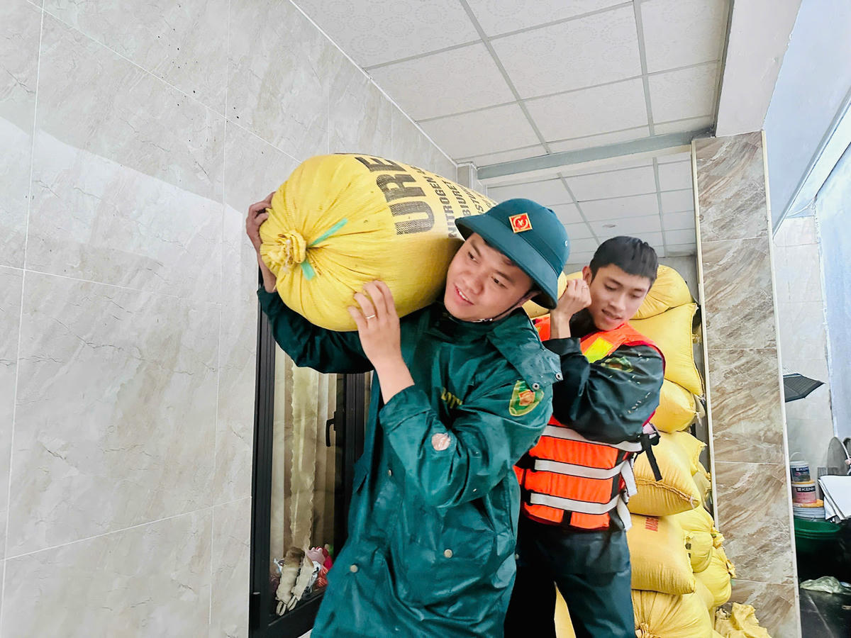 Đà Nẵng: Lực lượng quân sự giúp dân di dời đồ đạc chạy lũ Đà Nẵng: Lực lượng quân sự giúp dân di dời đồ đạc chạy lũ