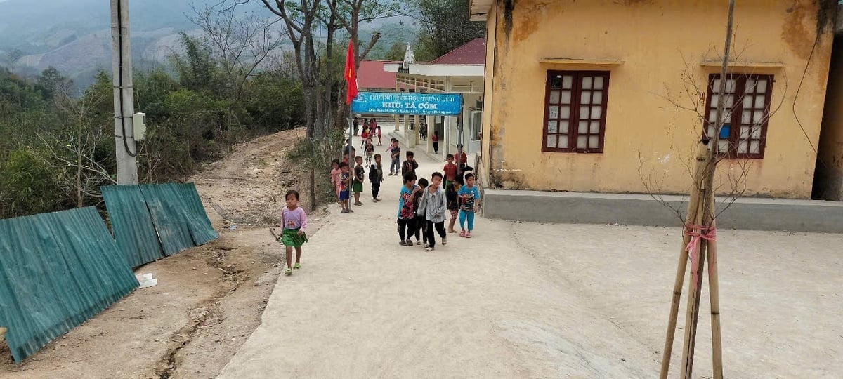 Đồn Biên phòng Trung Lý đã hỗ trợ đổ đường bê tông theo chương trình “Bản sáng vùng biên”. Ảnh: Thanh Tâm.