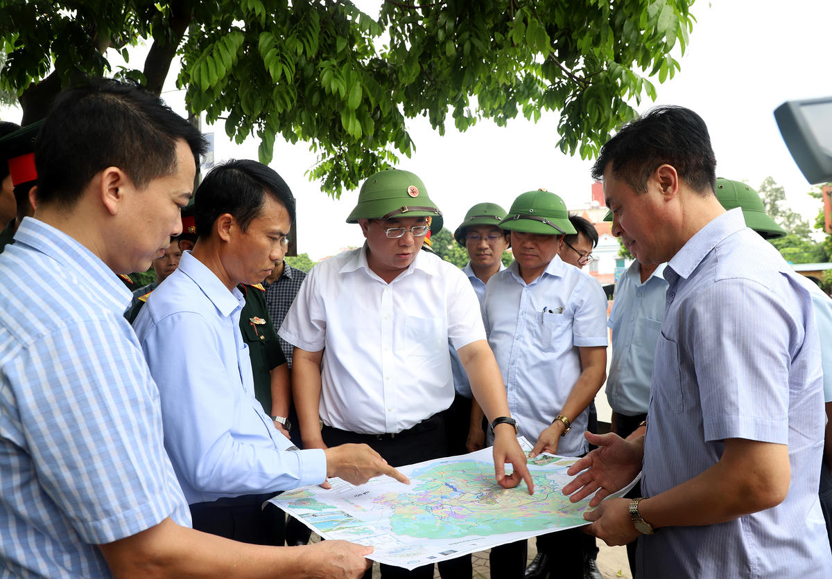 Ông Trần Duy Đông kiểm tra công trình xây dựng trọng điểm.