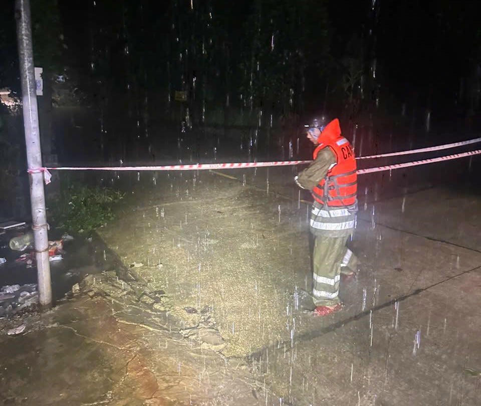 Lực lượng phường Hải Vân giăng dây cảnh báo khu vực nguy hiểm đầu cầu Nam Yên đêm 26/10. Ảnh: Nguyễn Tú.