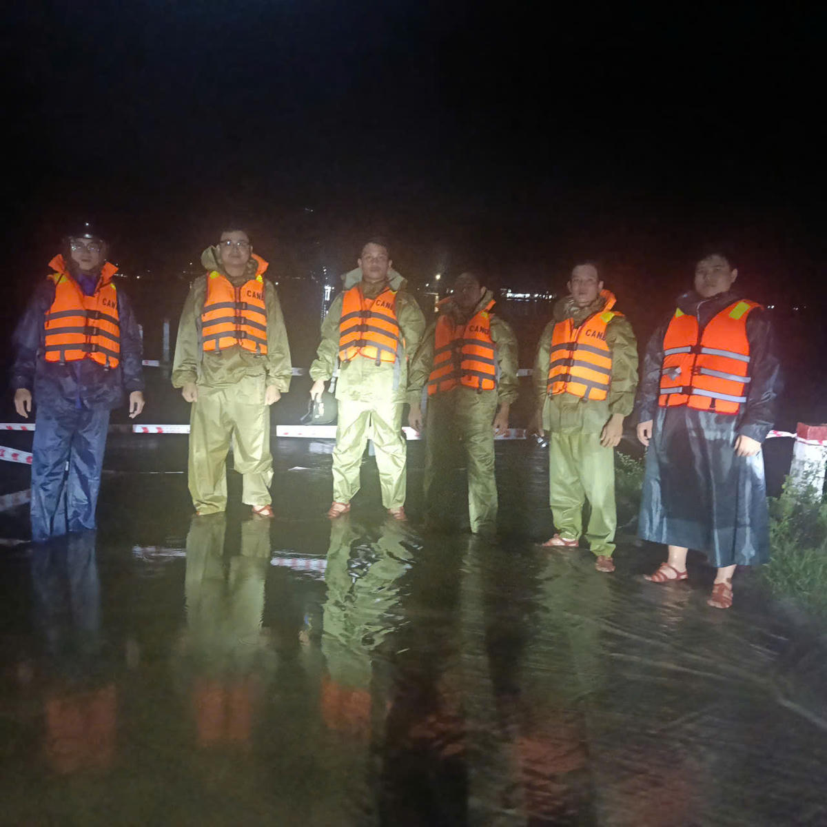 Nhiều tuyến đường khu dân cư ở xã Thượng Đức bị ngập nước chốt chặn. Ảnh: CV.