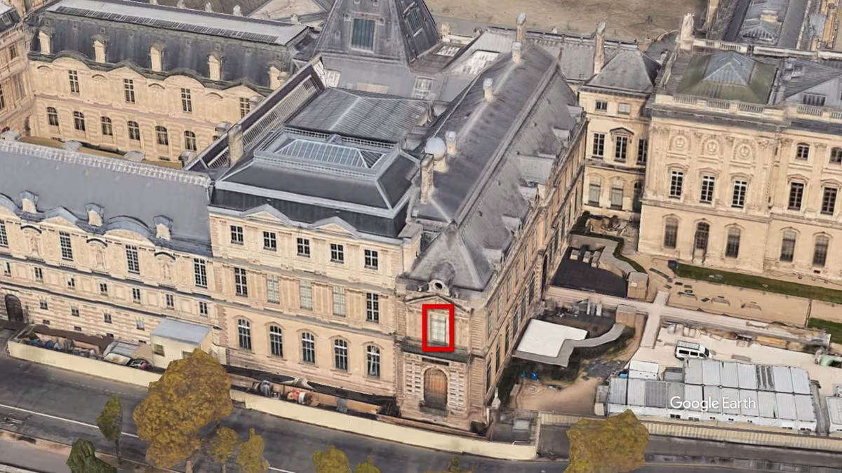 Bảo tàng Louvre với góc nhìn từ trên cao, ô đỏ là vị trí những tên trộm đã đột nhập vào bảo tàng hôm 19/10. Nguồn: CNN.
