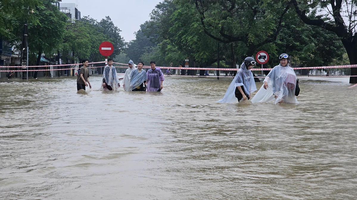 Các tuyến đường trung tâm thành phố Huế chìm trong biển nước. Ảnh: N.Q.