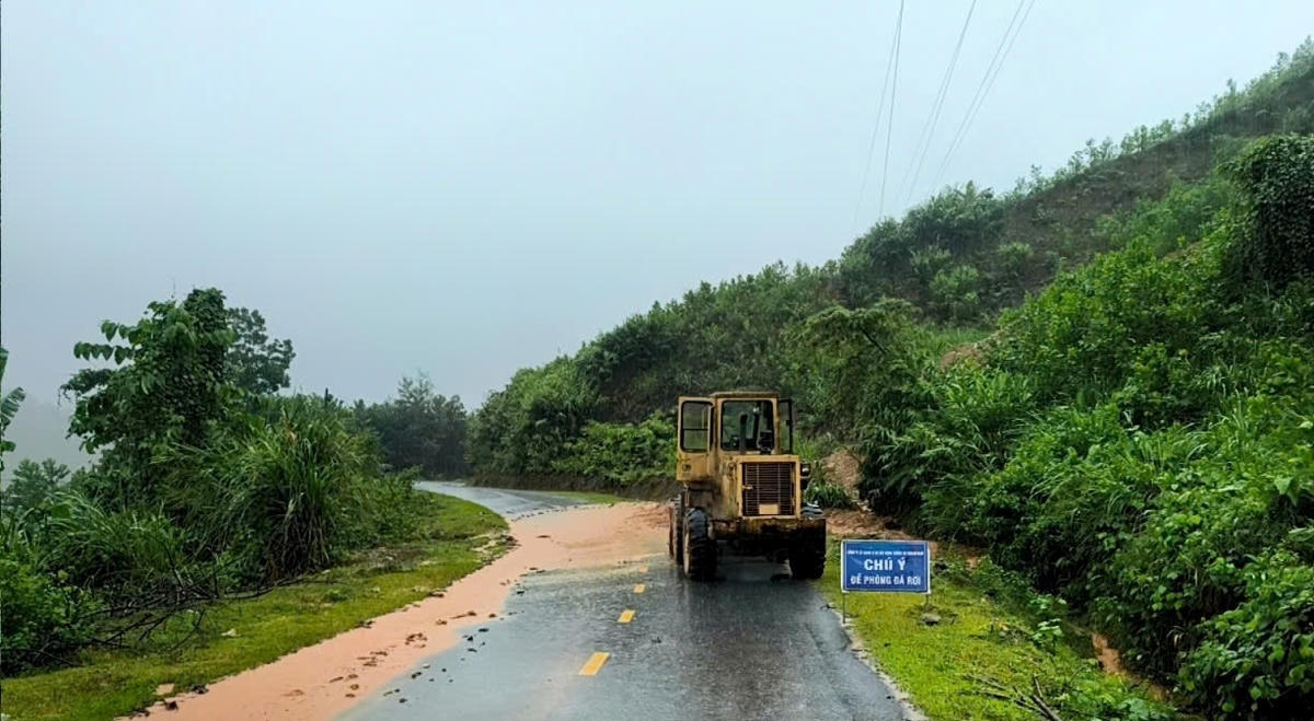 Lực lượng chức năng dọn đá&nbsp;tràn ra mặt đường quốc lộ 40B. Ảnh: CV.