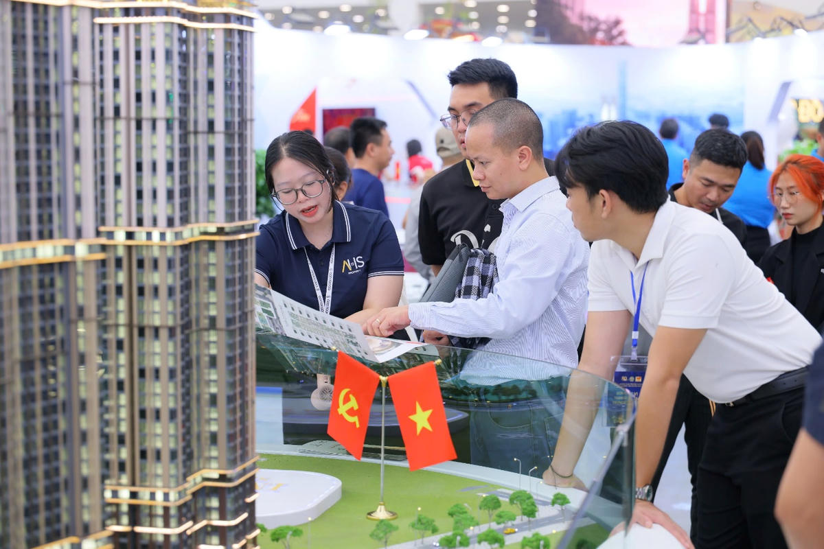 Khách tham quan tương tác với sa bàn ảo 360°.