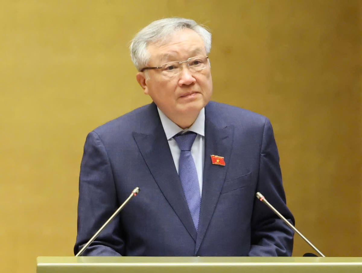 Phó Thủ tướng Thường trực Chính phủ Nguyễn Hòa Bình trình bày Tờ trình về 3 dự án Luật. Ảnh: Quang Vinh.