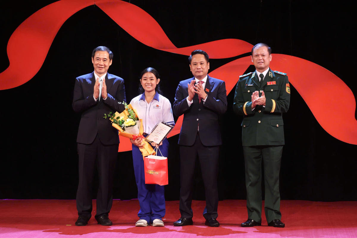 Phó Bí thư Đảng ủy MTTQ, các đoàn thể Trung ương Nguyễn Thái Học, Tổng Biên tập Báo Đại đoàn kết Trương Thành Trung, Trung tướng Nguyễn Anh Tuấn, Chính ủy Bộ Đội Biên phòng trao Giải Nhất cho tác giả Nguyễn Thị Ngọc Kim Oanh - trường THPT Hòa Đa (Lâm Đồng). Ảnh: Quang Vinh.