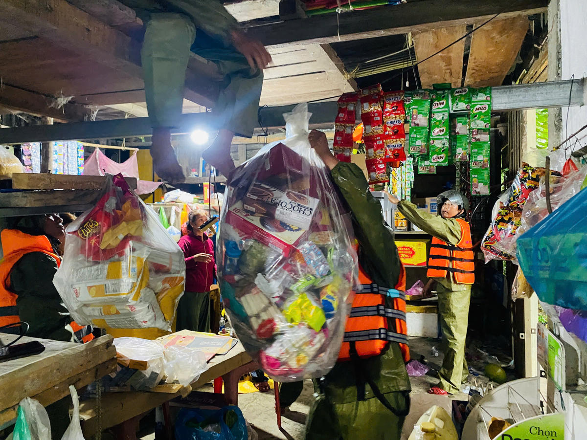 Hàng hóa của người dân được đưa đến nơi an toàn. Ảnh: CV.